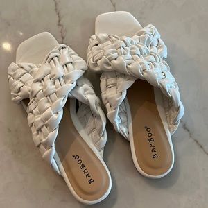 Nwot bamboo white sandals size 6